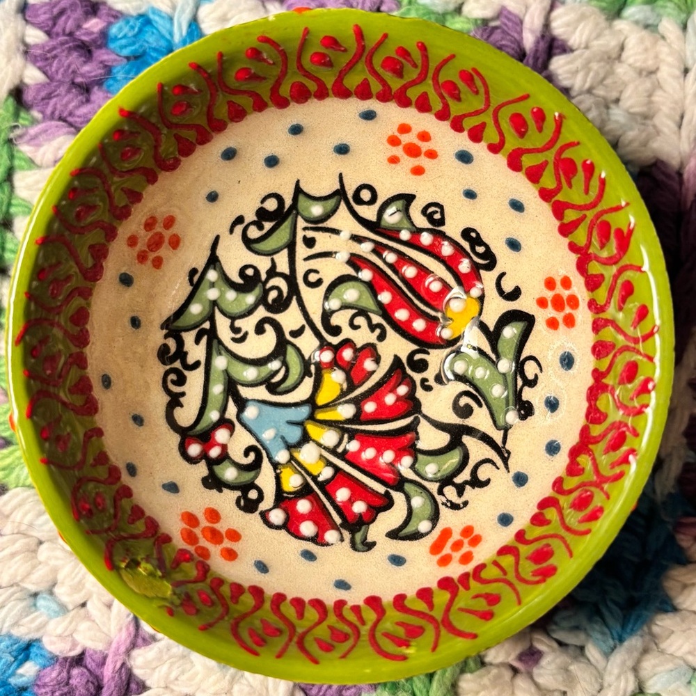 1 Qty HandPainted Ceramic Bowl.
3" diameter by 1 1/2" depth.1970’s Turkey